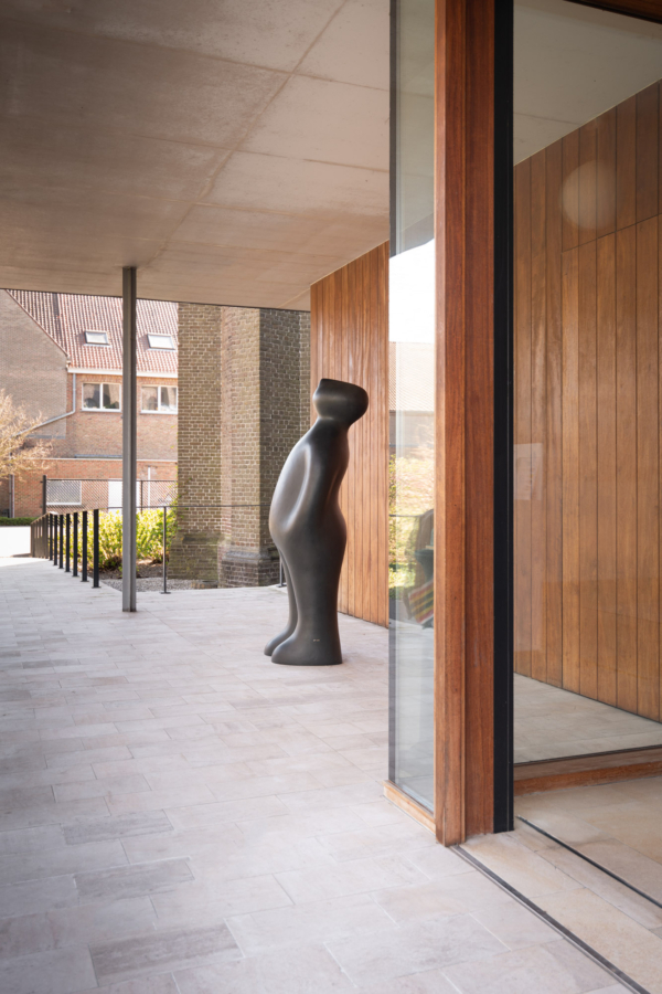 Visitor Bronze 180